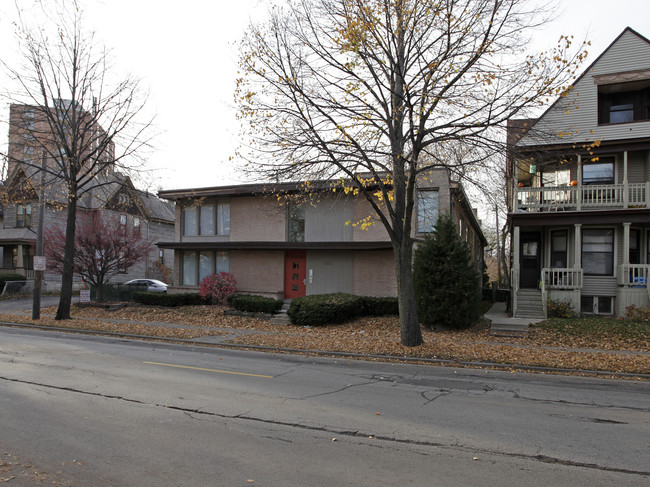 1851 N Oakland Ave in Milwaukee, WI - Foto de edificio - Building Photo