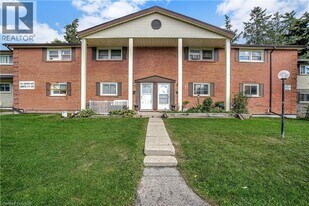 162 Jansen Ave in Kitchener, ON - Building Photo