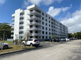 901 Hillcrest Dr in Hollywood, FL - Building Photo