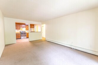 23 Country Club Dr in Manchester, NH - Building Photo - Building Photo