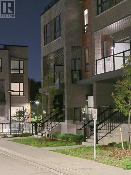 16 Lytham Grn Cir in Newmarket, ON - Building Photo