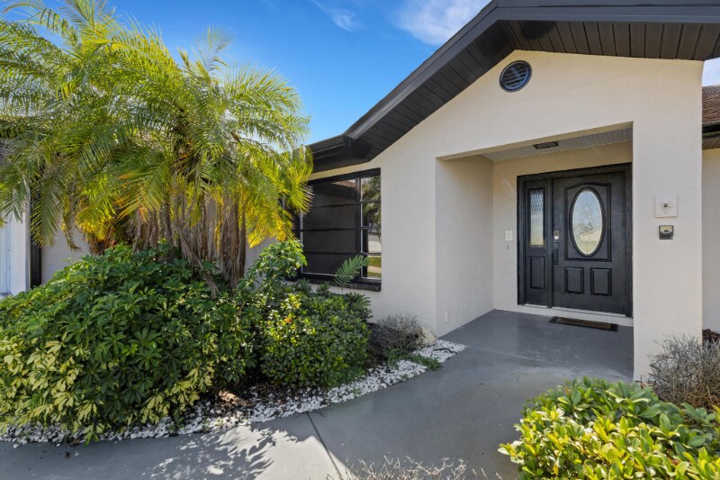 294 Rotonda Cir in Rotonda West, FL - Building Photo