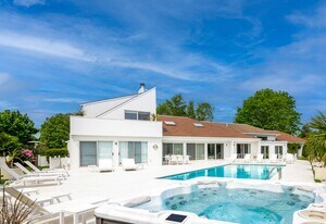 24 S Potato Barn Rd in Water Mill, NY - Building Photo