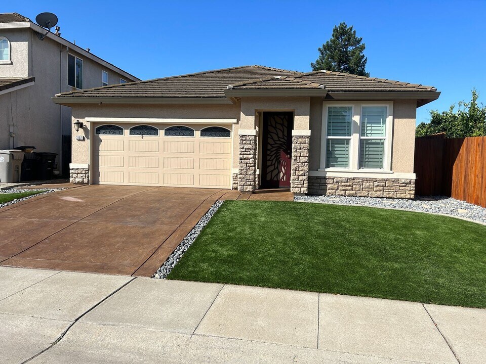 3107 Guadalajara Way in Sacramento, CA - Building Photo