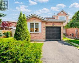 60 Steepleview Crescent in Richmond Hill, ON - Building Photo