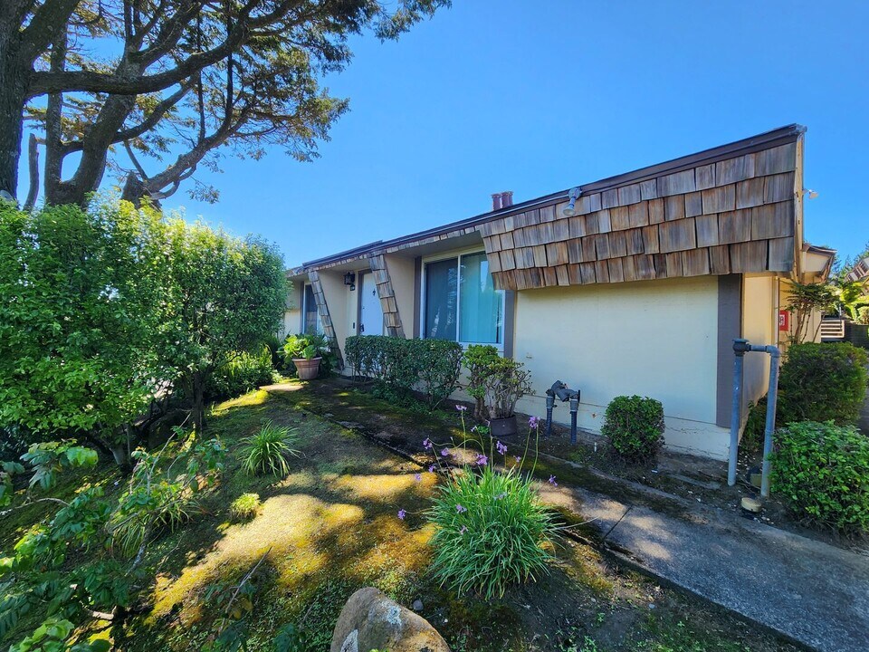 2700 Kilconway Ln in South San Francisco, CA - Building Photo