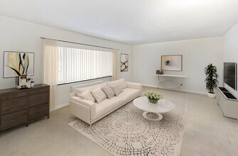 1600 Elmwood in Rochester, NY - Foto de edificio - Building Photo