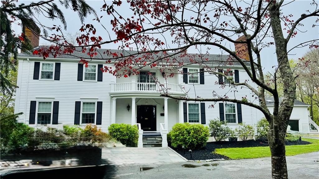 571 Bellevue Ave in Newport, RI - Building Photo