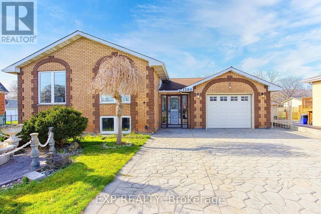 1204 Hwy 8 in Hamilton, ON - Building Photo