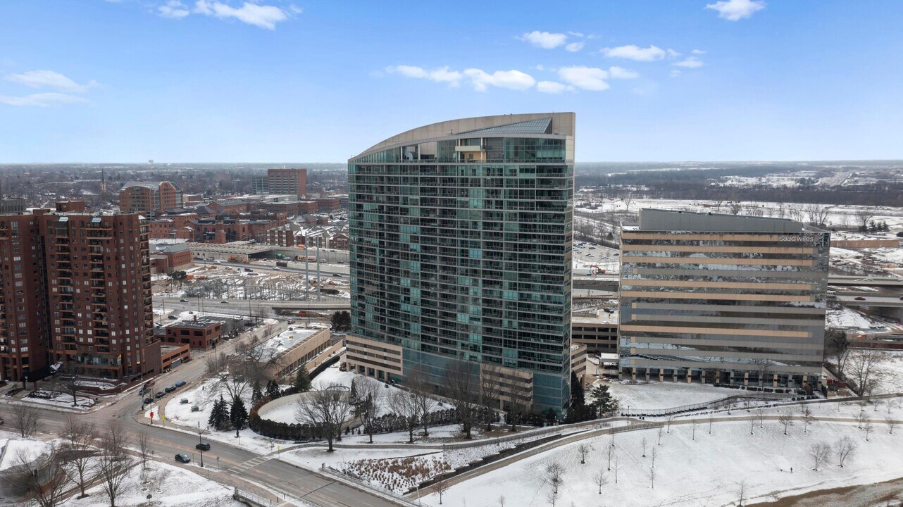 1 Miranova Pl in Columbus, OH - Building Photo