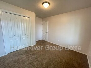 1860 Quiet Peak St W in Meridian, ID - Building Photo - Building Photo