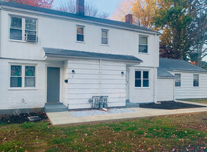 122-126 Woodlawn Cir in East Hartford, CT - Building Photo - Building Photo