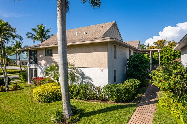 415 10th Ave S in Naples, FL - Foto de edificio - Building Photo