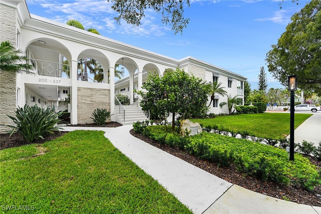 235 3rd Ave S in Naples, FL - Building Photo