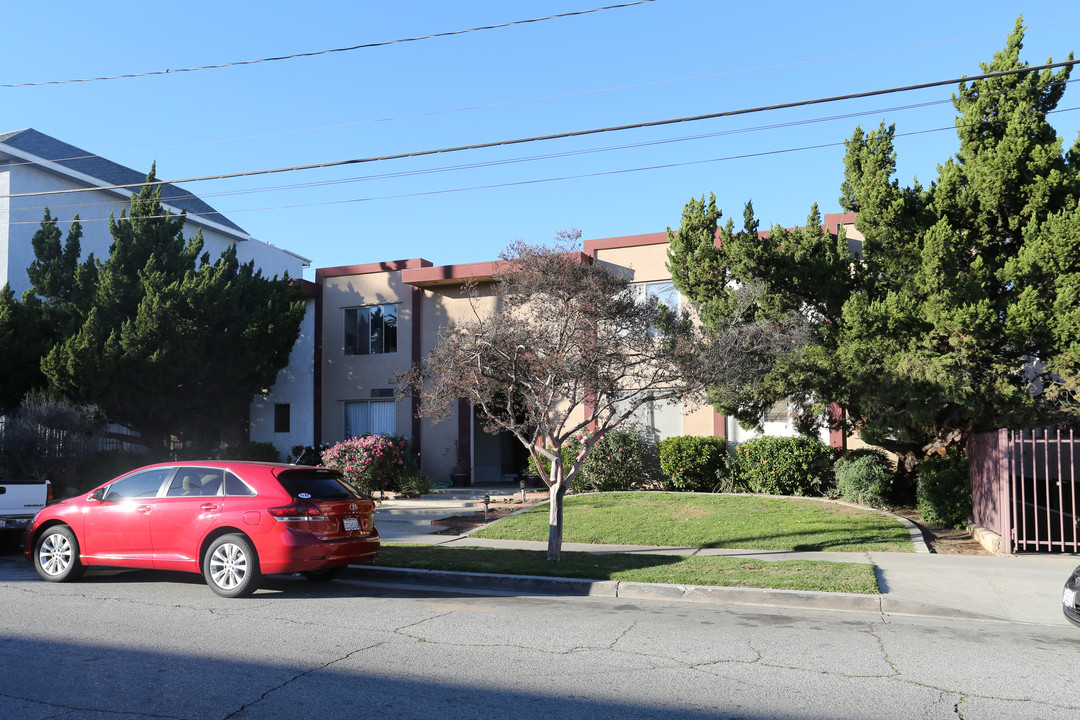 18655 Clark St in Tarzana, CA - Building Photo