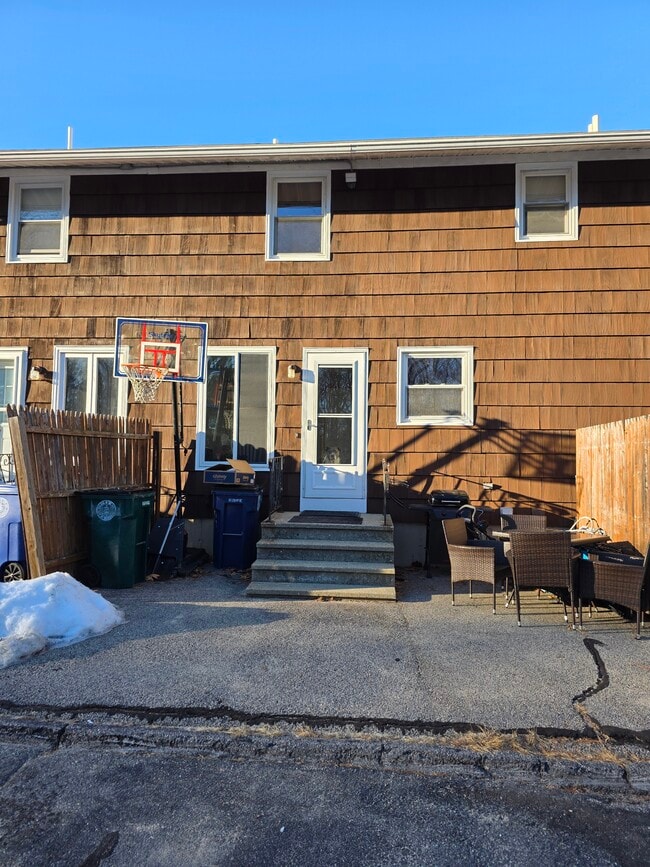 39 Villa Rd in Westbrook, ME - Foto de edificio - Building Photo