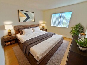 1321 N Vista St, Unit 205 in Los Angeles, CA - Foto de edificio - Building Photo