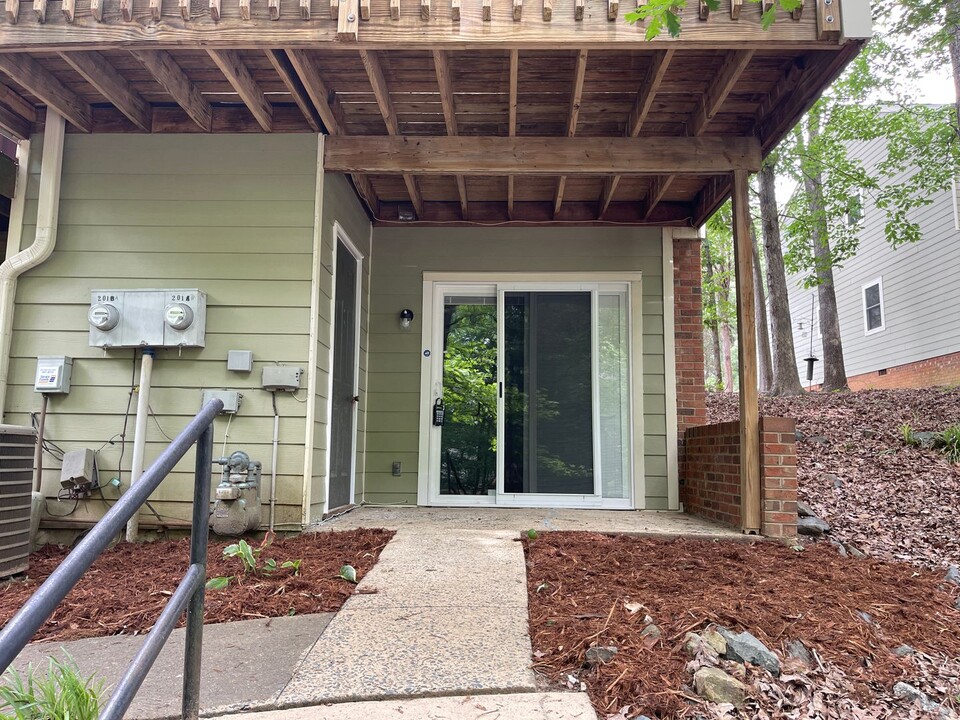 201 Cedarwood Ln in Carrboro, NC - Building Photo