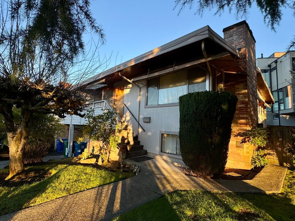 5016-5018 Sand Point Pl NE in Seattle, WA - Building Photo