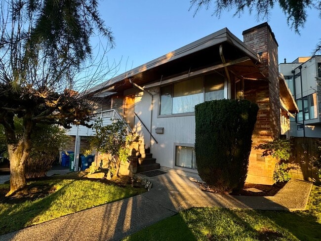 5016-5018 Sand Point Pl NE