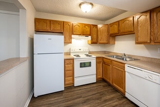 Belle Oak Apartments in Metairie, LA - Building Photo - Interior Photo