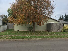 520 N 38th Pl in Springfield, OR - Building Photo