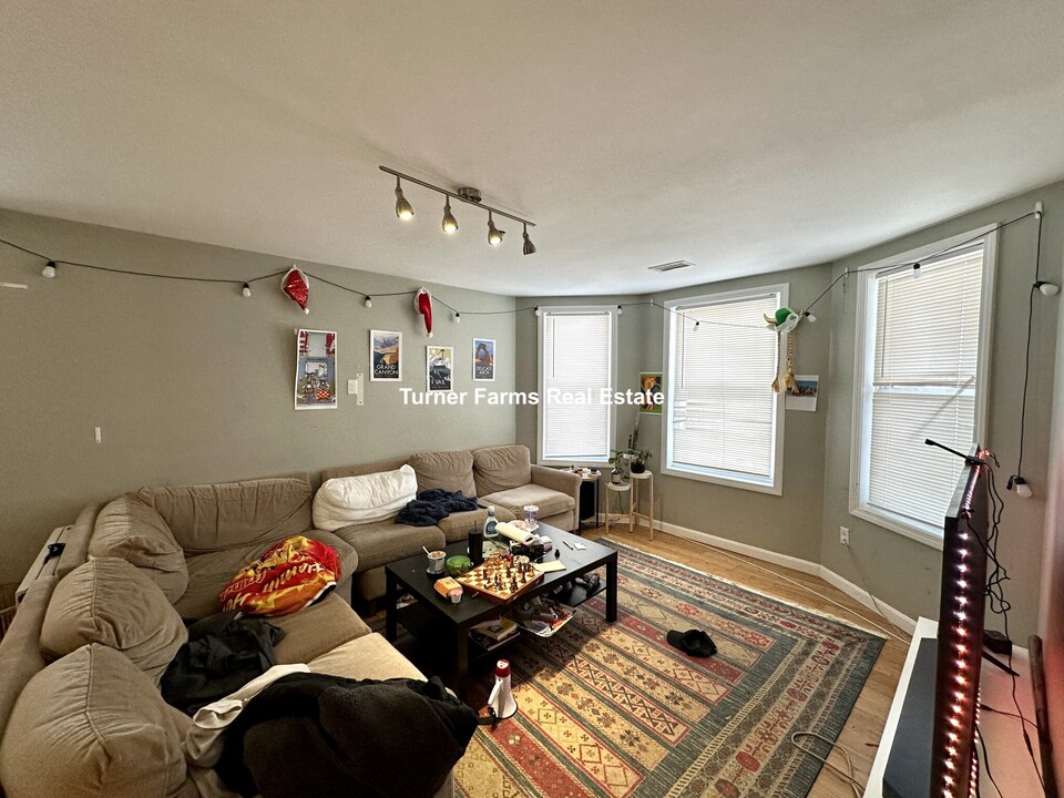 110 Chester St, Unit 1 in Boston, MA - Foto de edificio