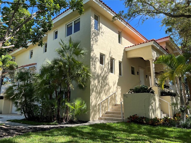 573 Satinwood Dr in Key Biscayne, FL - Building Photo - Building Photo