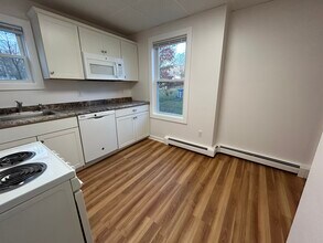 12 Everett St, Unit 12 in Plainville, MA - Foto de edificio - Building Photo