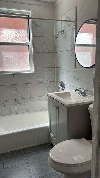 299 Dover St, Unit 1 in Bridgeport, CT - Building Photo - Building Photo