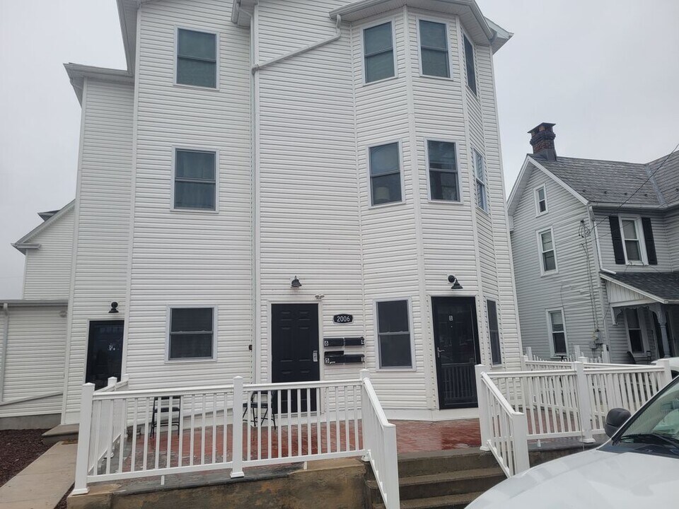 2006 Washington Ave in Northampton, PA - Building Photo