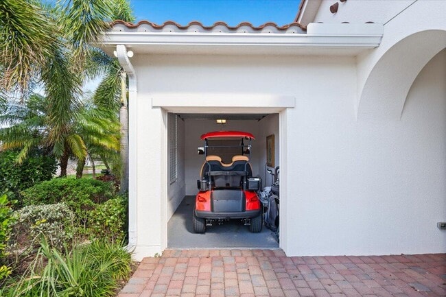 10017 SW Oak Tree Cir in Port St. Lucie, FL - Building Photo - Building Photo