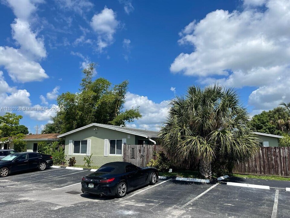59 NW 37th St in Oakland Park, FL - Building Photo