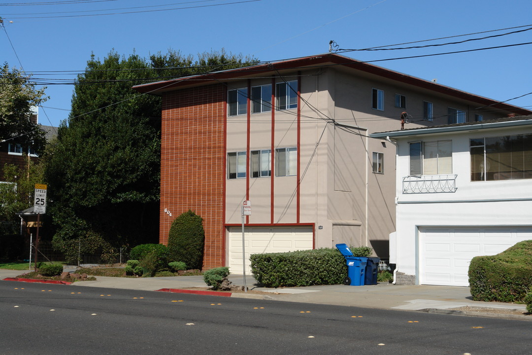 604 Peninsula Ave in Burlingame, CA - Foto de edificio