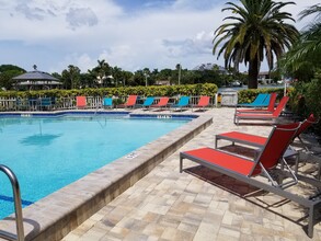 Sand Cove Apartment Homes in St Pete Beach, FL - Foto de edificio - Building Photo