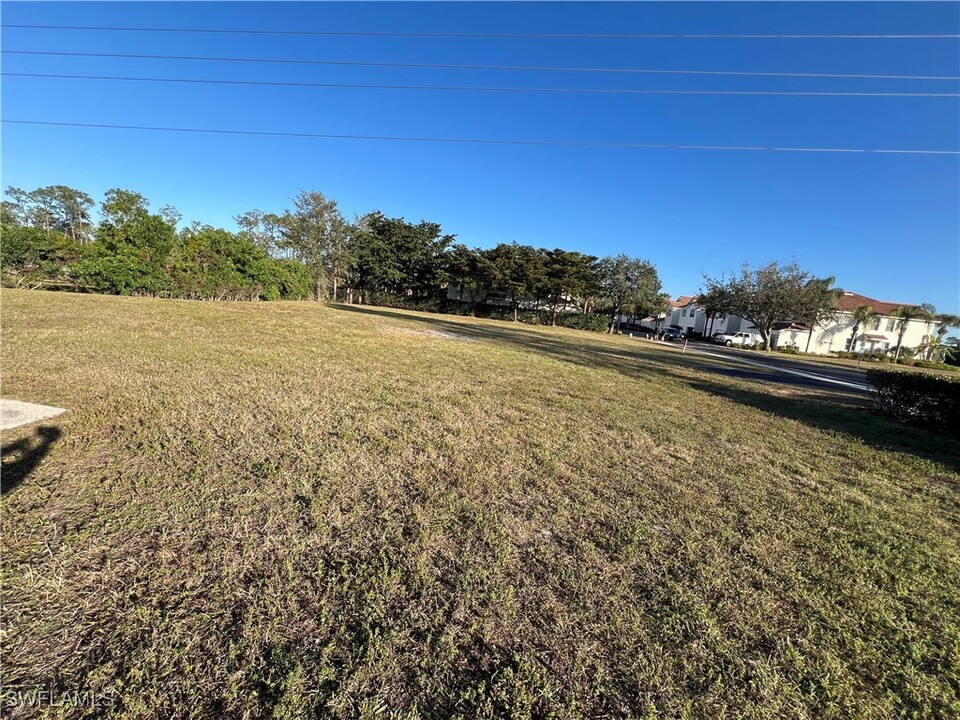 827 Hampton Cir in Naples, FL - Building Photo