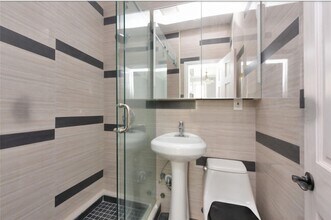 1598 Lexington Ave in New York, NY - Building Photo - Building Photo