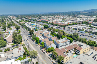 18102 Burbank Blvd in Tarzana, CA - Foto de edificio - Building Photo