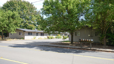 736 SE 13th Ave in Hillsboro, OR - Foto de edificio - Building Photo