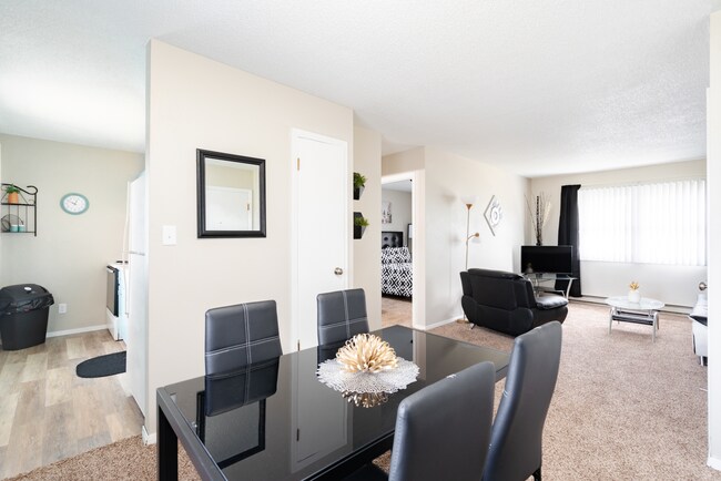Brentwood Estates - Furnished & Unfurnished Apartments in Cedar Falls, IA - Foto de edificio - Interior Photo