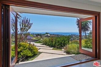 1166 Las Pulgas Pl in Los Angeles, CA - Building Photo - Building Photo