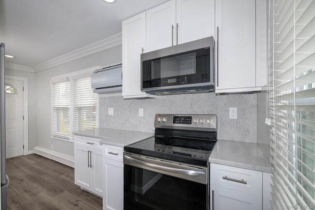 100 N Country Rd in Miller Place, NY - Building Photo - Building Photo