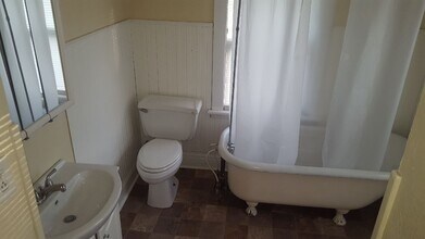 1122 Wellington St in Waterloo, IA - Building Photo - Building Photo