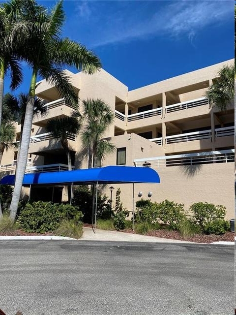 Longboat Bay Club in Longboat Key, FL - Building Photo