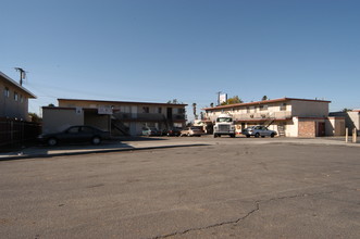 Devener Arms Apartments in Riverside, CA - Foto de edificio - Building Photo