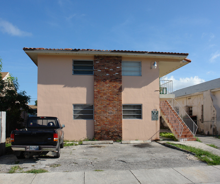 Milton Apartments in Miami, FL - Building Photo