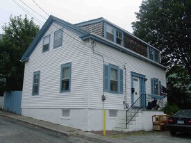 11 Fountain St in Newport, RI - Building Photo