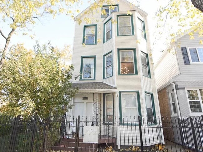 property at 2657 N Ridgeway Ave