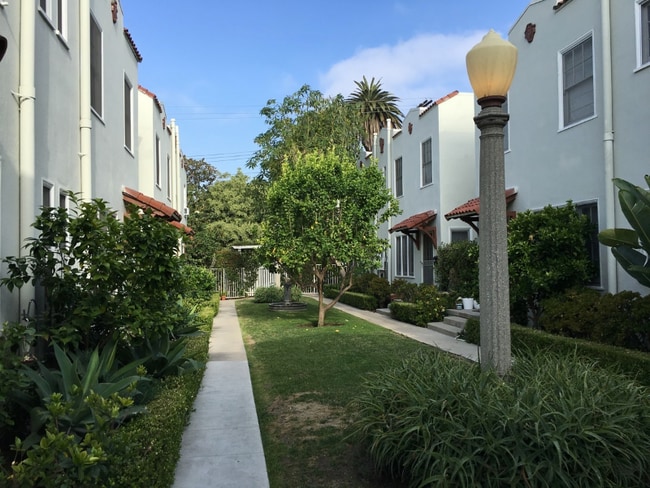 1834 Normandie Ave in Los Angeles, CA - Foto de edificio - Building Photo