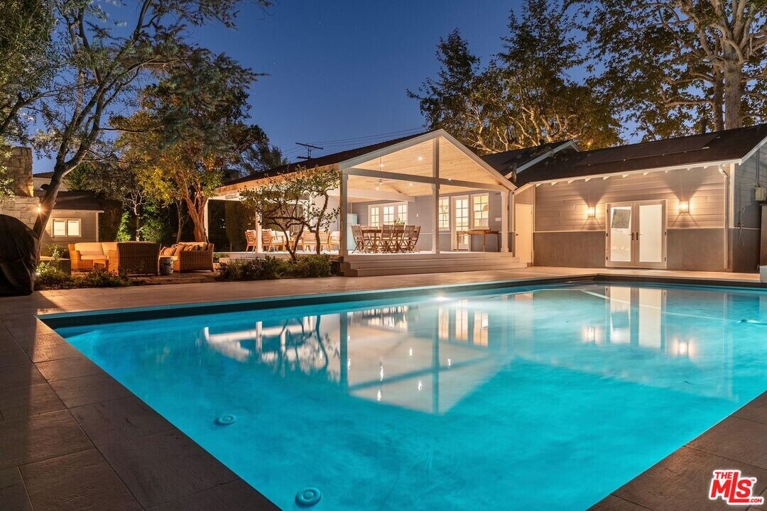 5705 Sunnyslope Ave in Los Angeles, CA - Foto de edificio